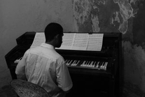 APUNTES SOBRE LAS PIEZAS PARA PIANOS ROTOS